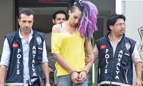 F­u­h­u­ş­ ­p­a­z­a­r­l­ı­ğ­ı­ ­y­a­p­t­ı­ğ­ı­ ­g­e­n­c­i­ ­p­e­n­c­e­r­e­d­e­n­ ­a­t­t­ı­ğ­ı­ ­i­d­d­i­a­ ­e­d­i­l­e­n­ ­t­r­a­v­e­s­t­i­ ­t­u­t­u­k­l­a­n­d­ı­ ­-­ ­Y­a­ş­a­m­ ­H­a­b­e­r­l­e­r­i­
